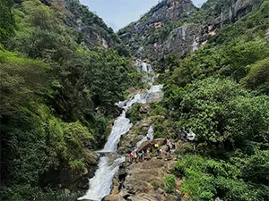 Happy travellers on Sri Lanka tour