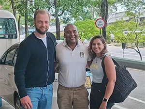 Happy travellers on Sri Lanka tour